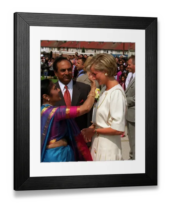 Framed Print : Diana, Princess of Wales during her visit to the Shri Swaminarayan Mandir Hindu Temple in Framed Print : Diana, Princess of Wales during her visit to the Shri Swaminarayan Mandir Hindu Temple in