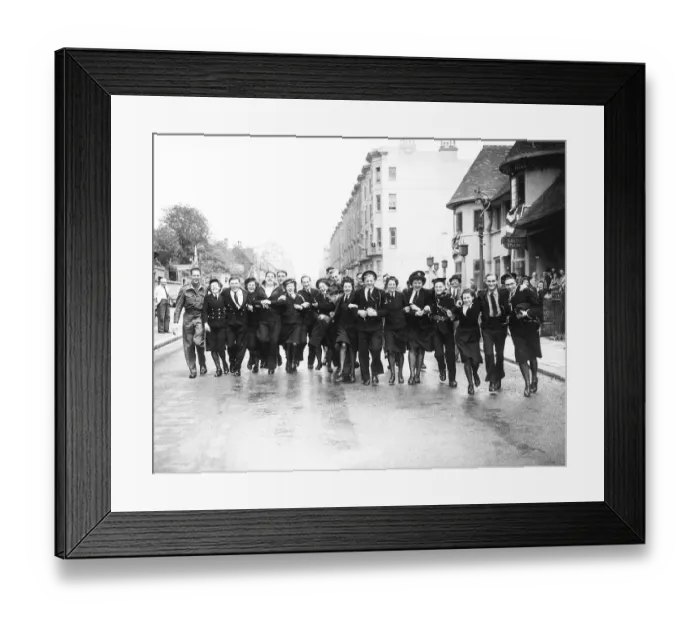 Framed Print : WRENS sailors and soldiers dance in the street in Brighton on VE Day, the end of WW2 Framed Print : WRENS sailors and soldiers dance in the street in Brighton on VE Day, the end of WW2