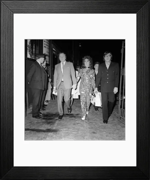 Framed Print : Elizabeth Taylor and Richard Burton Oct 1970 arrive at Brighon Station Framed Print : Elizabeth Taylor and Richard Burton Oct 1970 arrive at Brighon Station