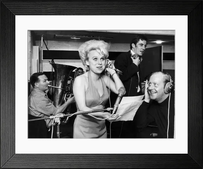  : Barbara Windsor Actress Carry On Films singing Don t Dig Twiggy