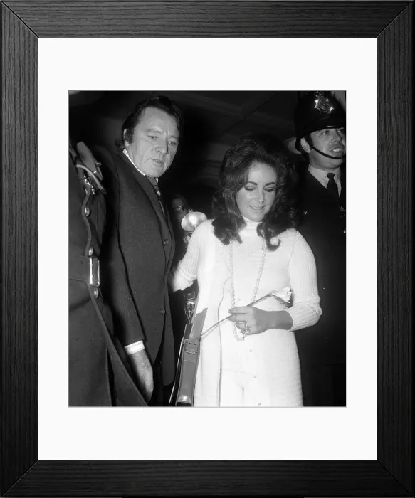 Framed Print : Elizabeth Taylor Oct 1970 and Richard Burton attens Liz