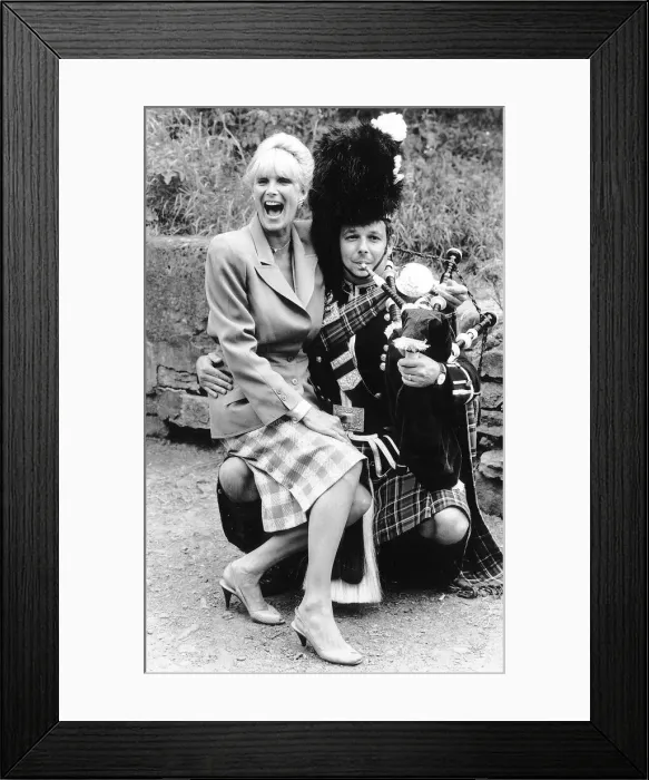 Framed Print : Linda Evans actress on a Pipers knee in Edinburgh July 1985 dbase Framed Print : Linda Evans actress on a Pipers knee in Edinburgh July 1985 dbase