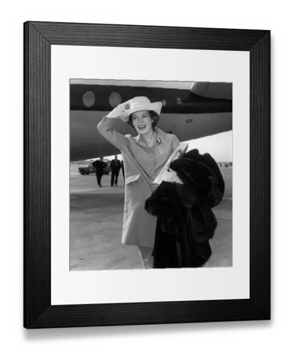 Framed Print : Actress Maureen O Hara arrives at London Airport on her way to Milan for costume
