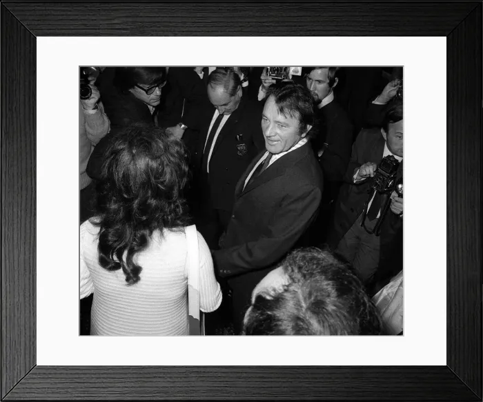 Framed Print : Elizabeth Taylor Oct 1970 and Richard Burton attens Liz Framed Print : Elizabeth Taylor Oct 1970 and Richard Burton attens Liz
