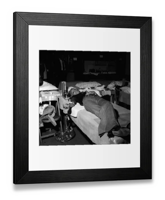 Framed Print : Dahlia Lavi actress giving blood for Israeli forces Oct 1973 at a London synagogue
