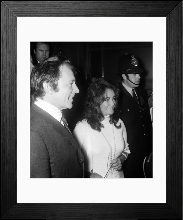 Framed Print : Elizabeth Taylor Oct 1970 and Richard Burton attens Liz Framed Print : Elizabeth Taylor Oct 1970 and Richard Burton attens Liz