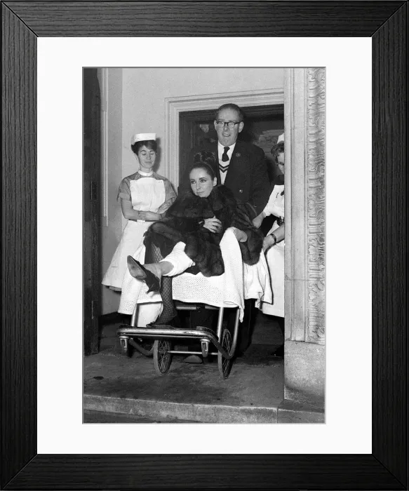 Framed Print : Elizabeth Taylor Jan 1963 leaves a London Clinic with her Knee in a splint after