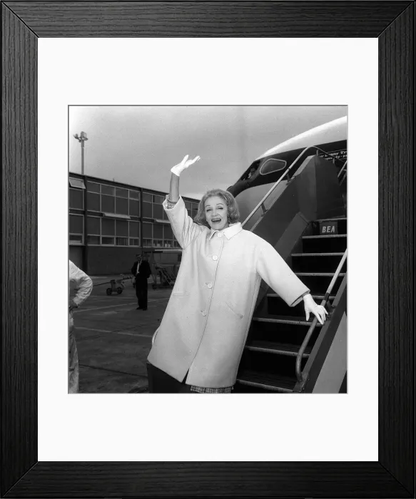 Framed Print : Marlene Dietrich arrives at London Airport 1965 Framed Print : Marlene Dietrich arrives at London Airport 1965