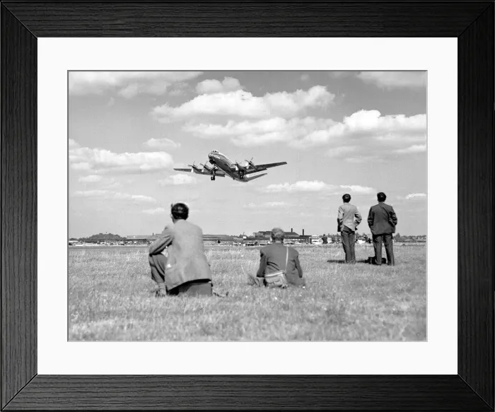 Framed Print : SBAC Farnborough Air Show1952 Aircraft The Vickers Viscount takes off for a