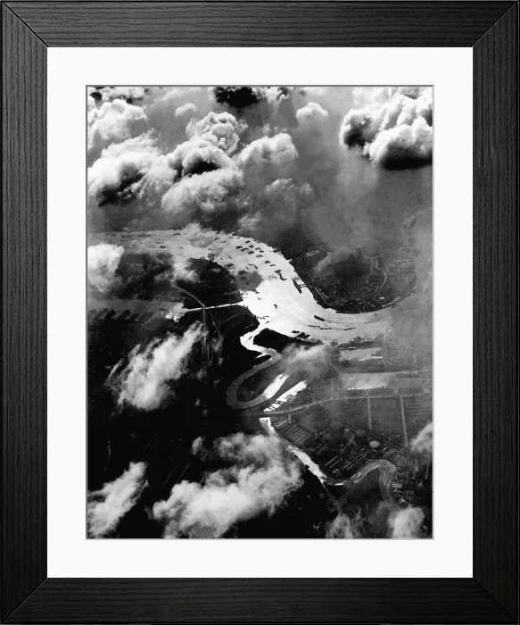 Framed Print : The Port of London and the River Thames seen from 8000 feet Framed Print : The Port of London and the River Thames seen from 8000 feet