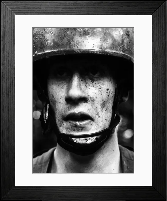 Framed Print : A member of the British Armys Parachute regiment seen here splattered with mud