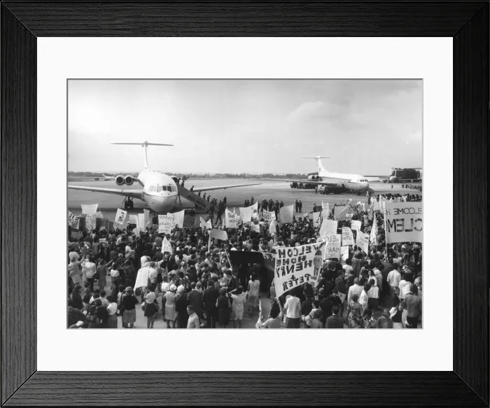 Framed Print : The Welsh Guards at RAF Brize Norton are welcomed home July 1982