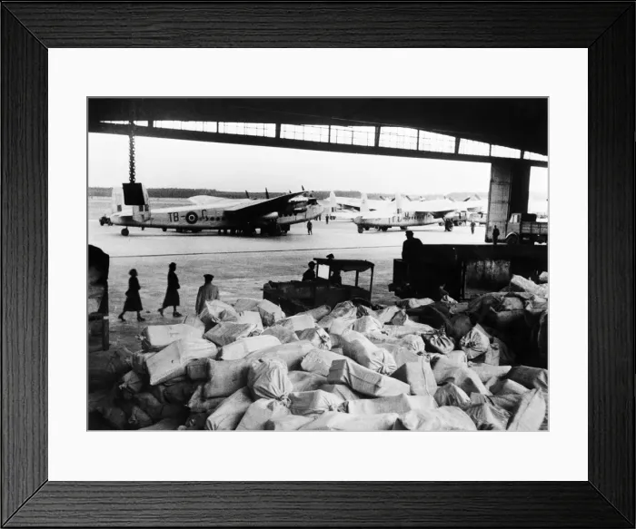 Framed Print : York aircraft of the RAF which are flying supplies into Berlin Framed Print : York aircraft of the RAF which are flying supplies into Berlin