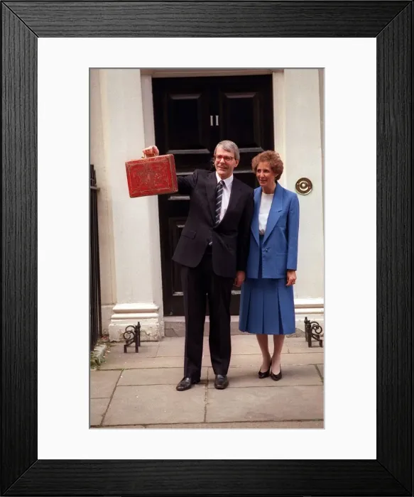Framed Print : John Major holding Budget Box at 11 Downing Street 1990 with wife Norma Framed Print : John Major holding Budget Box at 11 Downing Street 1990 with wife Norma