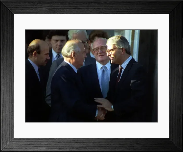 Framed Print : John Major in Moscow meets Gorbachev and lays a wreath at the shrine to Coup heroes Framed Print : John Major in Moscow meets Gorbachev and lays a wreath at the shrine to Coup heroes