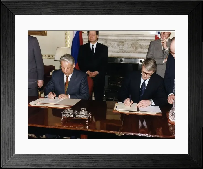 Framed Print : Boris Yeltsin Russian President and John Major British Prime Minister sign a Memorandum