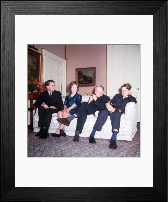 Framed Print : Harold Wilson and his wife Mary and their two sons at No 10 Framed Print : Harold Wilson and his wife Mary and their two sons at No 10