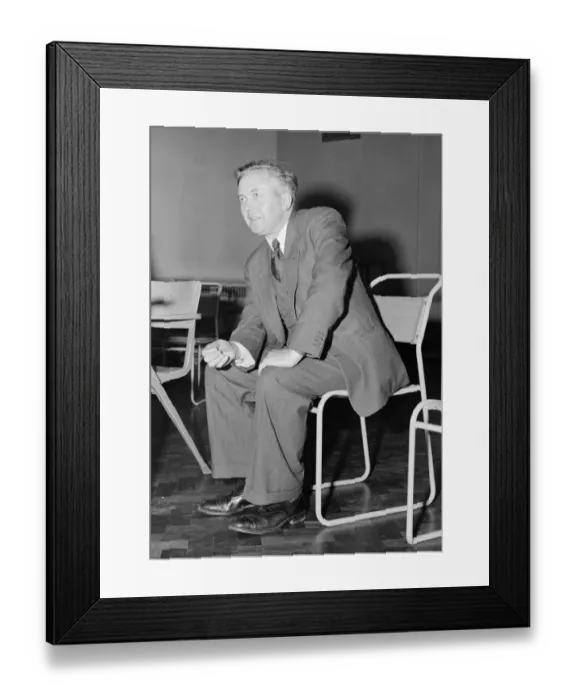 Framed Print : Harold Wilson MP Labour candidate for Huyton at a meeting in the constituency Framed Print : Harold Wilson MP Labour candidate for Huyton at a meeting in the constituency