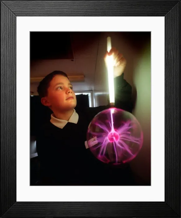 Framed Print : A youngster discovers the power of electricity at the University of edinburgh sci-fun Framed Print : A youngster discovers the power of electricity at the University of edinburgh sci-fun