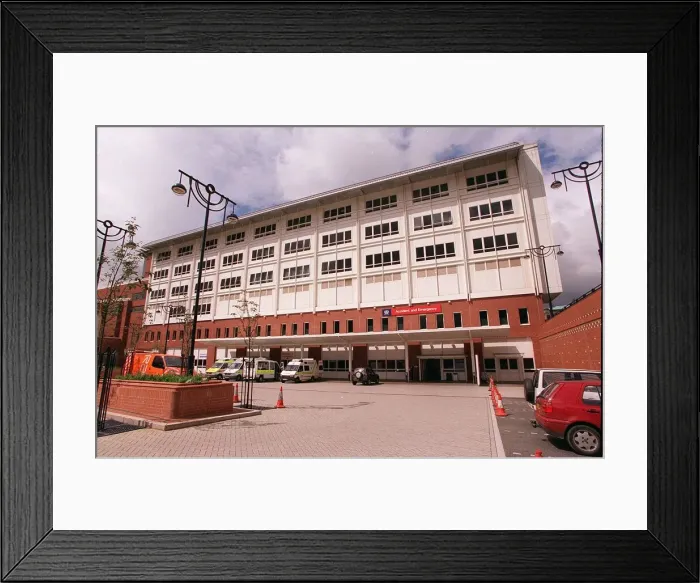 Framed Print : Leeds General Infimary Hospital July 1998