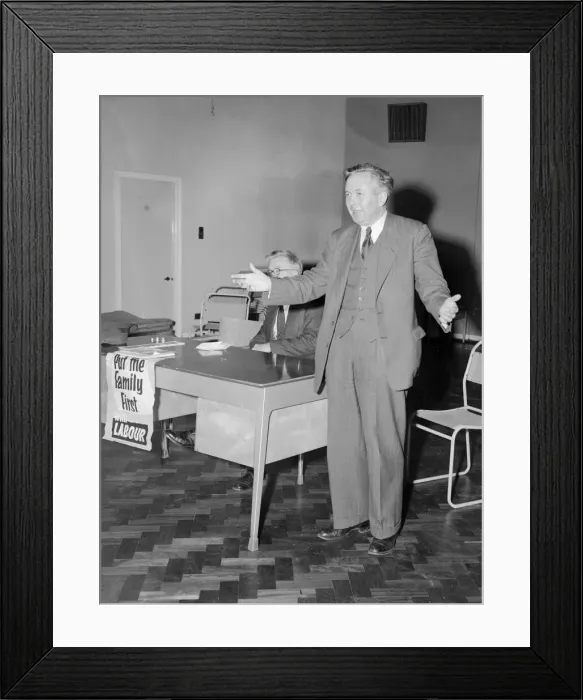 Framed Print : Harold Wilson MP Labour candidate for Huyton at a meeting in the constituency Framed Print : Harold Wilson MP Labour candidate for Huyton at a meeting in the constituency