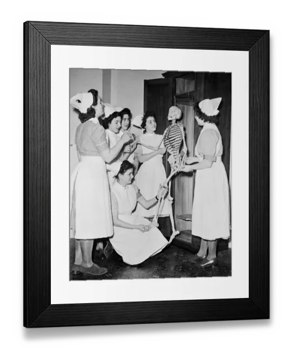 Framed Print : Student Nurses at a training school in Brighton with the skeleton of a woman which they Framed Print : Student Nurses at a training school in Brighton with the skeleton of a woman which they
