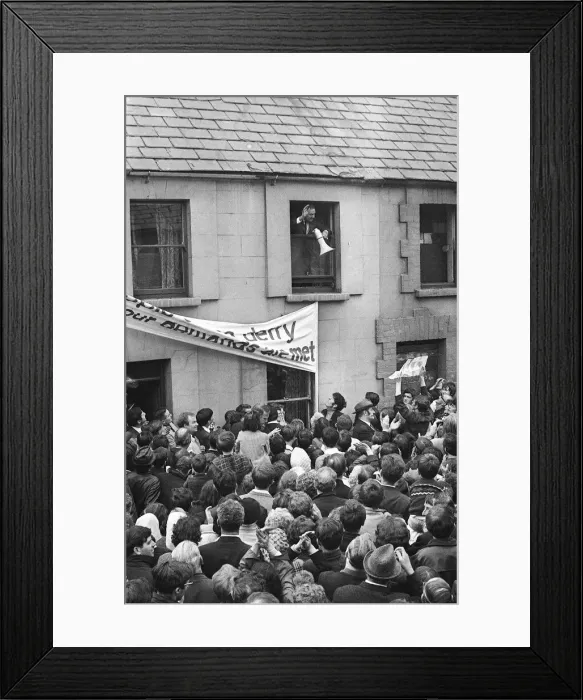 Framed Print : James Callaghan visit to Bogside Londondery Aug 1969 where he addresses a crowd from 32