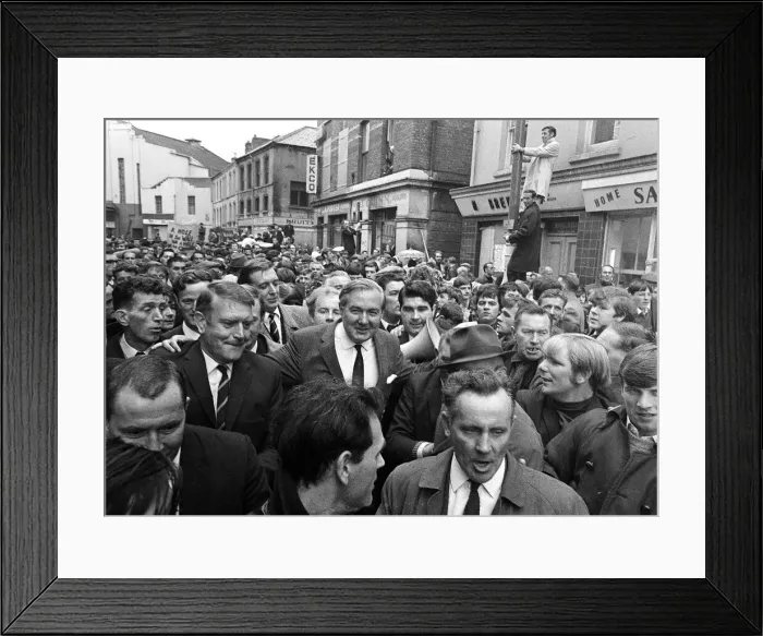 Framed Print : James Callaghan Aug 1969 is mobbed by a crowd as he re-entres Bogside Londondery