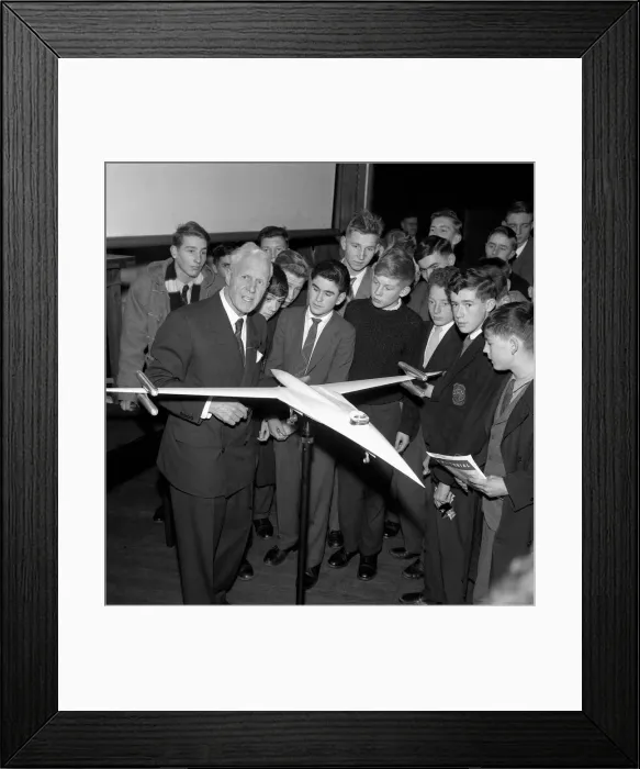 Framed Print : Barnes Neville Wallis, aeronautical engineer. Lectures Children on his model Framed Print : Barnes Neville Wallis, aeronautical engineer. Lectures Children on his model