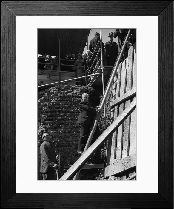 Framed Print : Harold Wilson climbs a builders ladder during a visit to Toynbee Hall in the procsess