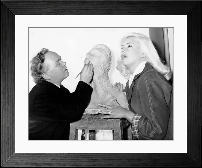 Framed Print : Diana Dors models for a sculpture by Charlie Drake in his dressing room at Boreham Wood