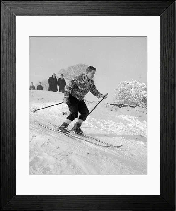 Framed Print : An enthusiastic skier weaves his way down Hampstead Heath, New Years Day 1962 Framed Print : An enthusiastic skier weaves his way down Hampstead Heath, New Years Day 1962