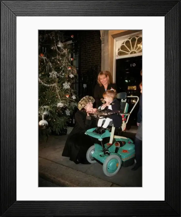 : Cherie Booth QC December 1998 turnung on the lights of the christmas tree at No 10 : Cherie Booth QC December 1998 turnung on the lights of the christmas tree at No 10