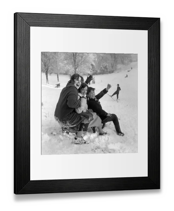Framed Print : Tobogganists wave to the Mirror photographer before descending Hampstead Heath aboard Framed Print : Tobogganists wave to the Mirror photographer before descending Hampstead Heath aboard