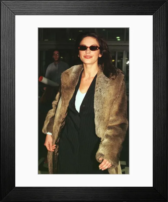 Framed Print : Actress Catherine Zeta Jones arrives at Heathrow Dec 1998 Framed Print : Actress Catherine Zeta Jones arrives at Heathrow Dec 1998