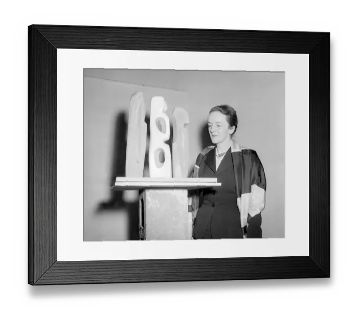 Framed Print : Barbara Hepworth Artist and Sculpture - March 1953 wins prize for her wood carving