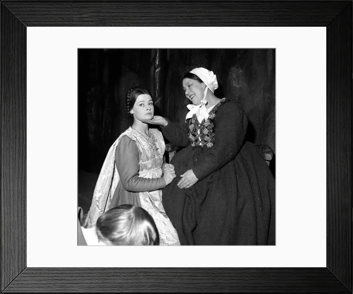 Framed Print : Judi Dench as Juliet and Peggy Mount as the Nurse in the 1960 Old Vic production of Romeo