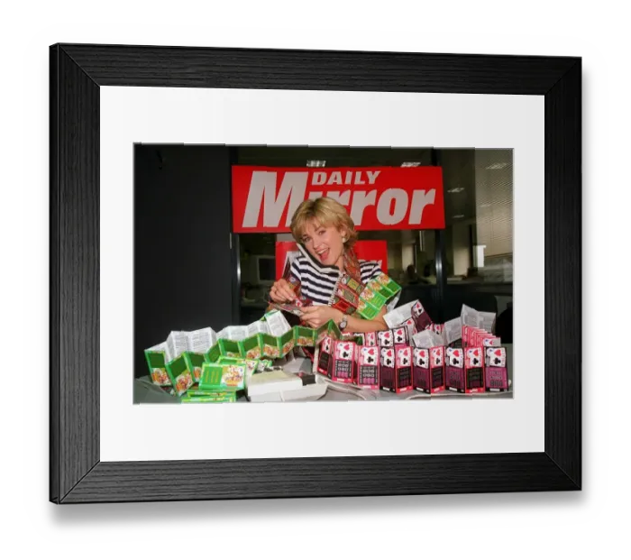 Framed Print : Anthea Turner TV Presenter mans the Daily Mirror National Lottery Scratchcards Framed Print : Anthea Turner TV Presenter mans the Daily Mirror National Lottery Scratchcards