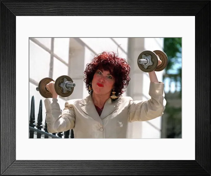 Framed Print : Ruby Wax TV presenter holding dumb bells