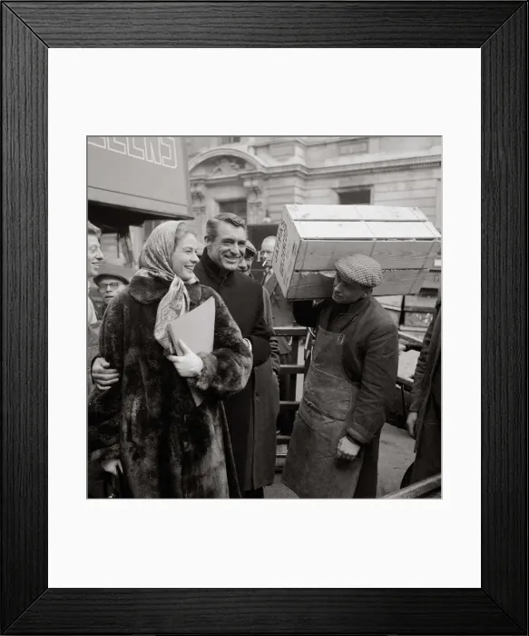 Framed Print : Ingrid Bergman - December 1957 filming in Covent Garden London with Cary