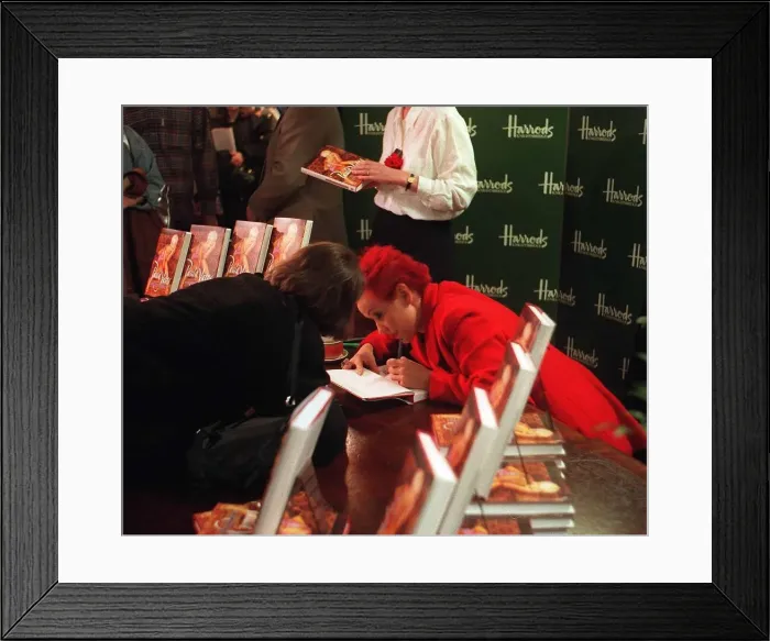 Framed Print : Paula Yates TV Presenter - Book signing at the Harrods Store in London Framed Print : Paula Yates TV Presenter - Book signing at the Harrods Store in London