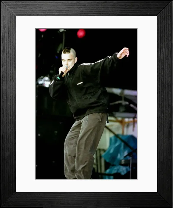 Framed Print : T in the Park Robbie Williams on stage singing July 1998 Framed Print : T in the Park Robbie Williams on stage singing July 1998
