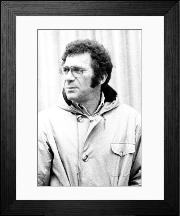 Framed Print : Sidney Pollack April 1975 an American film director on location in New York Framed Print : Sidney Pollack April 1975 an American film director on location in New York