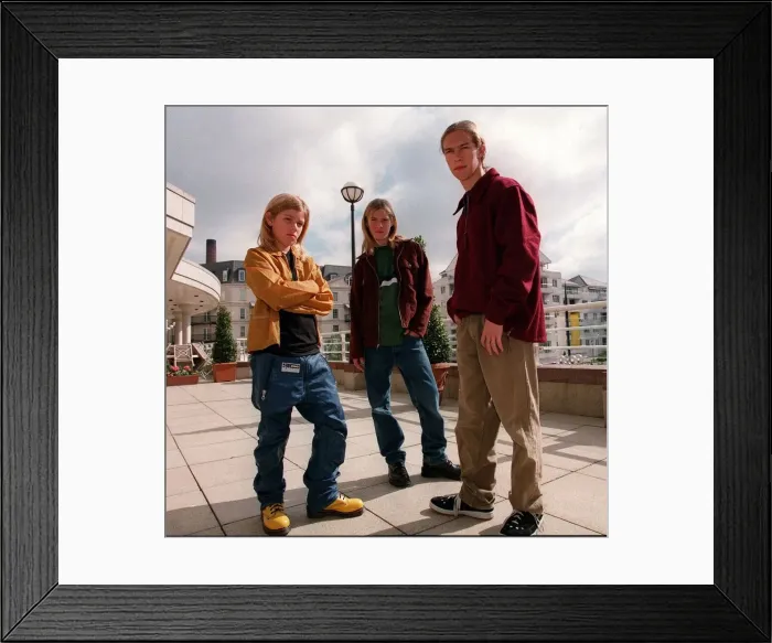 Framed Print : New pop group Hanson from the States (l to r) Zachary 11, Taylor 14
