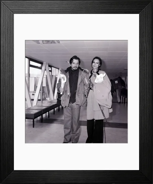 Framed Print : David Bailey, Photographer with his wife, Marie Helvin, Model at Heathrow airport Framed Print : David Bailey, Photographer with his wife, Marie Helvin, Model at Heathrow airport
