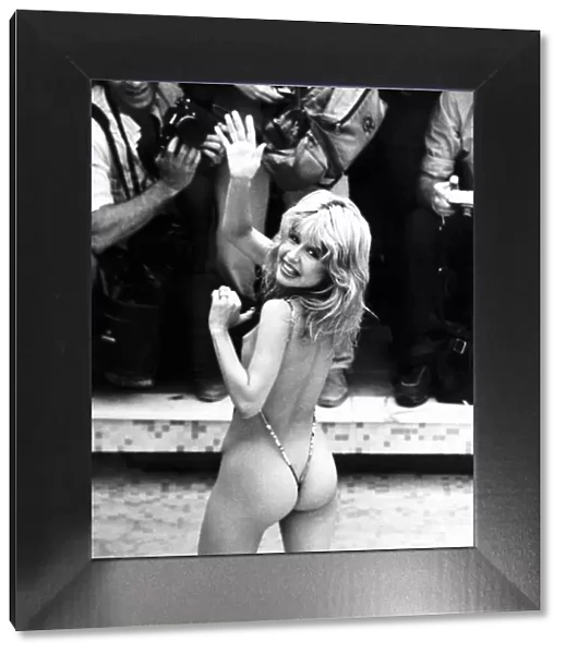 A scantily-clad Pia Zadora poses for the photographers in October 1982 A©mirrorpix