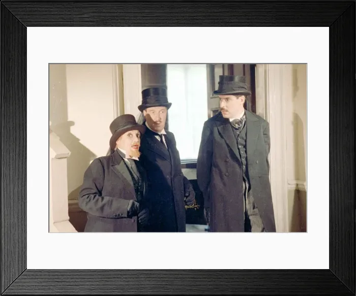Framed Print : Allo Allo Rene Artois centre (Gordan Kaye ) Madam Edith (Carmen Silvera