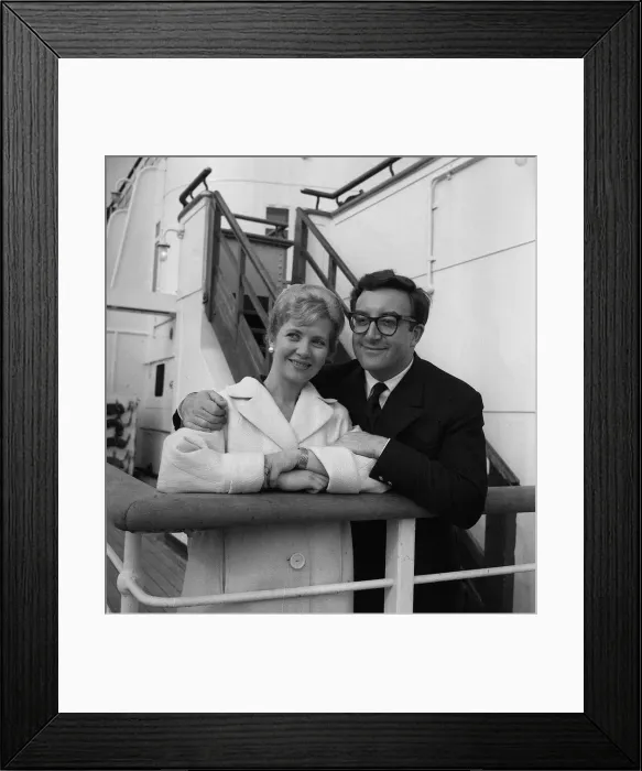 Framed Print : Peter Sellers and his wife Anne arrive at Southampton on board the Queen Elizabeth Framed Print : Peter Sellers and his wife Anne arrive at Southampton on board the Queen Elizabeth