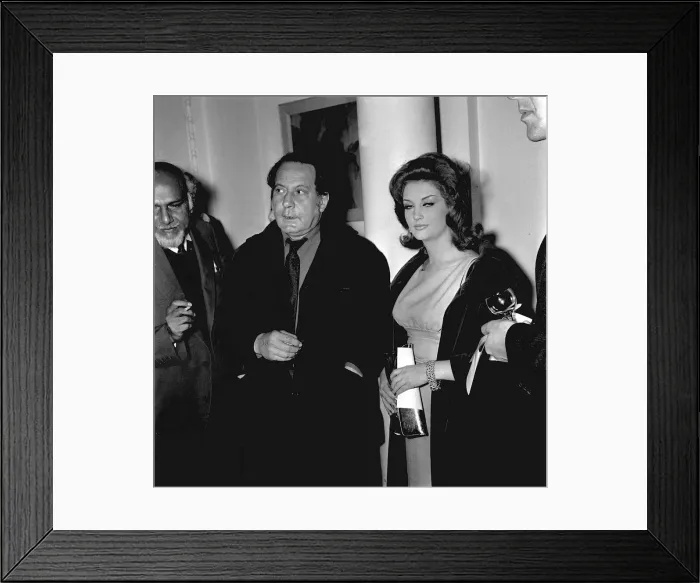 Framed Print : Pietro Annigoni at an exhibition of paintings by Alfred D