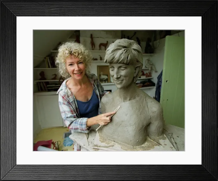 Framed Print : Lesley Proven with her sculpture of Princess Diana, August 1999 Framed Print : Lesley Proven with her sculpture of Princess Diana, August 1999
